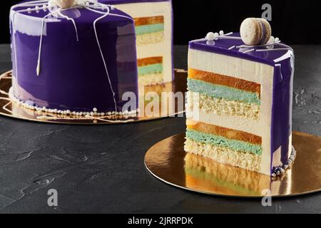 Happy Birthday Multi-Layer-Kuchen. Mit violetter Vereisung und Makronen. Lila und weiß Thema Stockfoto