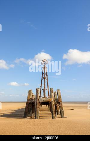 Die Überreste des alten St. Anne's Pier am Sandstrand von St. Anne's in Lancashire, Großbritannien Stockfoto