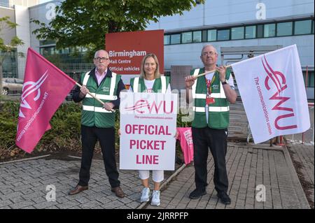 St Stephens Street, Birmingham August 26. 2022 - Mitglieder der Royal Mail Line sind im Postcenter von Birmingham in der St Stephens Street im Stadtteil Newtown unterwegs, als über 100.000 Mitarbeiter wegen Lohnstreitigkeiten streiken. Einige Mitarbeiter wurden dabei beobachtet, wie sie Lastwagen durch die Streiklinien in das Depot fuhren, zusammen mit den Agenturfahrern, die die Lastwagen zu ihren Zielen brachten. Quelle: Scott CM/Alamy Live News Stockfoto