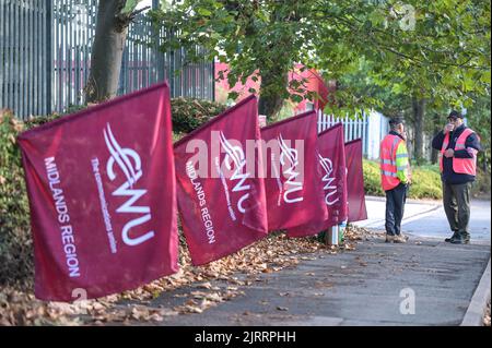 St Stephens Street, Birmingham August 26. 2022 - Mitglieder der Royal Mail Line sind im Postcenter von Birmingham in der St Stephens Street im Stadtteil Newtown unterwegs, als über 100.000 Mitarbeiter wegen Lohnstreitigkeiten streiken. Einige Mitarbeiter wurden dabei beobachtet, wie sie Lastwagen durch die Streiklinien in das Depot fuhren, zusammen mit den Agenturfahrern, die die Lastwagen zu ihren Zielen brachten. Quelle: Scott CM/Alamy Live News Stockfoto