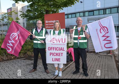 St Stephens Street, Birmingham August 26. 2022 - Mitglieder der Royal Mail Line sind im Postcenter von Birmingham in der St Stephens Street im Stadtteil Newtown unterwegs, als über 100.000 Mitarbeiter wegen Lohnstreitigkeiten streiken. Einige Mitarbeiter wurden dabei beobachtet, wie sie Lastwagen durch die Streiklinien in das Depot fuhren, zusammen mit den Agenturfahrern, die die Lastwagen zu ihren Zielen brachten. Quelle: Scott CM/Alamy Live News Stockfoto