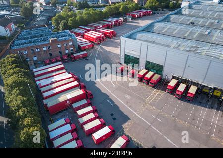 St Stephens Street, Birmingham August 26. 2022 - Mitglieder der Royal Mail Line sind im Postcenter von Birmingham in der St Stephens Street im Stadtteil Newtown unterwegs, als über 100.000 Mitarbeiter wegen Lohnstreitigkeiten streiken. Einige Mitarbeiter wurden dabei beobachtet, wie sie Lastwagen durch die Streiklinien in das Depot fuhren, zusammen mit den Agenturfahrern, die die Lastwagen zu ihren Zielen brachten. Quelle: Scott CM/Alamy Live News Stockfoto