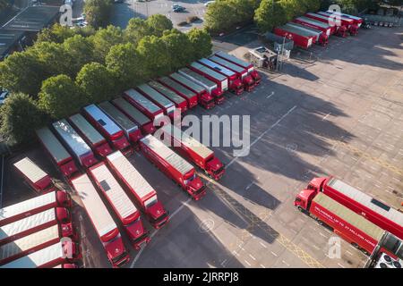 St Stephens Street, Birmingham August 26. 2022 - Mitglieder der Royal Mail Line sind im Postcenter von Birmingham in der St Stephens Street im Stadtteil Newtown unterwegs, als über 100.000 Mitarbeiter wegen Lohnstreitigkeiten streiken. Einige Mitarbeiter wurden dabei beobachtet, wie sie Lastwagen durch die Streiklinien in das Depot fuhren, zusammen mit den Agenturfahrern, die die Lastwagen zu ihren Zielen brachten. Quelle: Scott CM/Alamy Live News Stockfoto