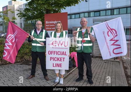 St Stephens Street, Birmingham August 26. 2022 - Mitglieder der Royal Mail Line sind im Postcenter von Birmingham in der St Stephens Street im Stadtteil Newtown unterwegs, als über 100.000 Mitarbeiter wegen Lohnstreitigkeiten streiken. Einige Mitarbeiter wurden dabei beobachtet, wie sie Lastwagen durch die Streiklinien in das Depot fuhren, zusammen mit den Agenturfahrern, die die Lastwagen zu ihren Zielen brachten. Quelle: Scott CM/Alamy Live News Stockfoto