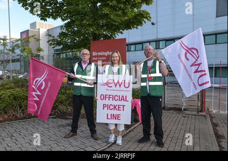 St Stephens Street, Birmingham August 26. 2022 - Mitglieder der Royal Mail Line sind im Postcenter von Birmingham in der St Stephens Street im Stadtteil Newtown unterwegs, als über 100.000 Mitarbeiter wegen Lohnstreitigkeiten streiken. Einige Mitarbeiter wurden dabei beobachtet, wie sie Lastwagen durch die Streiklinien in das Depot fuhren, zusammen mit den Agenturfahrern, die die Lastwagen zu ihren Zielen brachten. Quelle: Scott CM/Alamy Live News Stockfoto