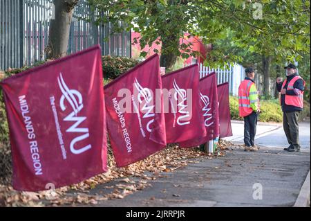 St Stephens Street, Birmingham August 26. 2022 - Mitglieder der Royal Mail Line sind im Postcenter von Birmingham in der St Stephens Street im Stadtteil Newtown unterwegs, als über 100.000 Mitarbeiter wegen Lohnstreitigkeiten streiken. Einige Mitarbeiter wurden dabei beobachtet, wie sie Lastwagen durch die Streiklinien in das Depot fuhren, zusammen mit den Agenturfahrern, die die Lastwagen zu ihren Zielen brachten. Quelle: Scott CM/Alamy Live News Stockfoto