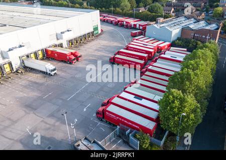 St Stephens Street, Birmingham August 26. 2022 - Mitglieder der Royal Mail Line sind im Postcenter von Birmingham in der St Stephens Street im Stadtteil Newtown unterwegs, als über 100.000 Mitarbeiter wegen Lohnstreitigkeiten streiken. Einige Mitarbeiter wurden dabei beobachtet, wie sie Lastwagen durch die Streiklinien in das Depot fuhren, zusammen mit den Agenturfahrern, die die Lastwagen zu ihren Zielen brachten. Quelle: Scott CM/Alamy Live News Stockfoto