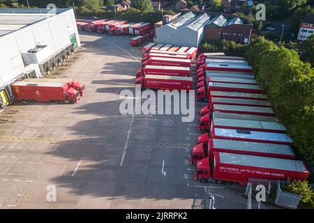 St Stephens Street, Birmingham August 26. 2022 - Mitglieder der Royal Mail Line sind im Postcenter von Birmingham in der St Stephens Street im Stadtteil Newtown unterwegs, als über 100.000 Mitarbeiter wegen Lohnstreitigkeiten streiken. Einige Mitarbeiter wurden dabei beobachtet, wie sie Lastwagen durch die Streiklinien in das Depot fuhren, zusammen mit den Agenturfahrern, die die Lastwagen zu ihren Zielen brachten. Quelle: Scott CM/Alamy Live News Stockfoto