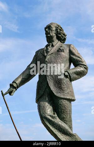 Spanien, Katalonien, Cadaques: Bronzestatue am Wasser, die den Meister des Surrealismus Salvador Dali zeigt, von Ros Sabate, und blauer Himmel im Hintergrund Stockfoto