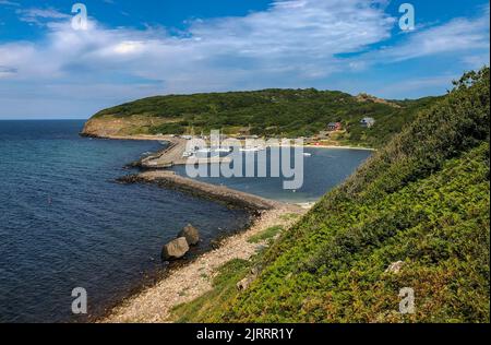 Vang, Dänemark. 03. August 2022. Landschaft an der Westküste in der Nähe der Ruinen der mittelalterlichen Festung Hammershus auf der dänischen Insel in der Ostsee. Die Insel Bornholm ist - zusammen mit dem vorgelagerten Archipel Ertholmene - Dänemarks östlichste Insel. Dank seiner Lage zählt die Insel Bornholm besonders viele Sonnenstunden. Quelle: Patrick Pleul/dpa/Alamy Live News Stockfoto