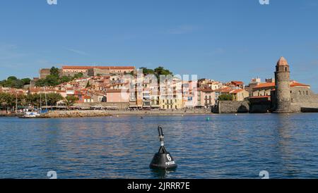 Collioure (Südfrankreich): Überblick über die Kirche unserer Lieben Frau von den Engeln („eglise Notre-Dame-des-Anges“) und den Strand von Saint-Vincent. Stockfoto