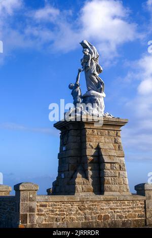 Plogoff, „pointe du Raz“ (Bretagne, Nordwestfrankreich): Statue von Notre-Dame des Naufrages (Unsere Liebe Frau vom Schiffbruch) von Cyprian Godebs Stockfoto