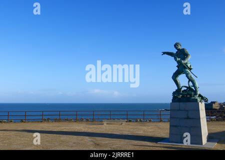 Saint-Malo (Bretagne, Nordwestfrankreich): Übersicht über das Meer und die Statue der korsaren von Saint-Malo Robert Surcouf Stockfoto