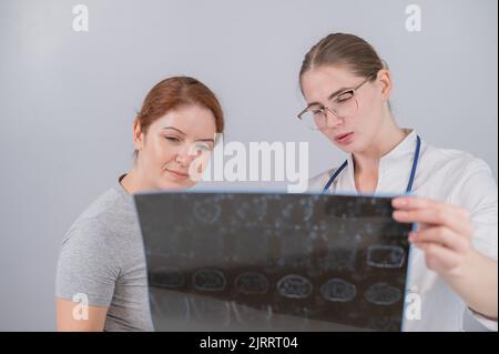 Ärztin erklärt der Patientin die mrt der inneren Organe. Stockfoto