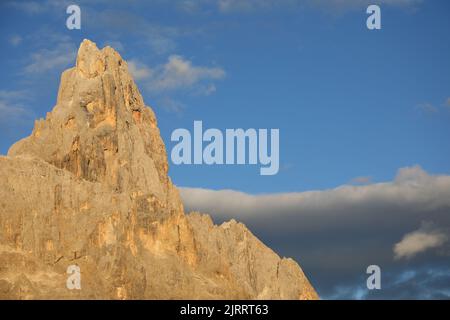 Berg genannt Cimon della Pala mit orangefarbenen Tönen in den Dolomiten mit optischer Wirkung im Sommer ALPENGLOW genannt Stockfoto