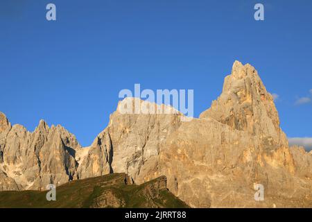 Atemberaubende Aussicht auf die italienischen Dolomiten mit dem Gipfel Cimon della Pala und der orangenen Farbe bei Sonnenuntergang Stockfoto