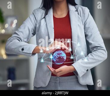 Technologie, ai und Vernetzung einer Geschäftsfrau mit virtueller Schnittstelle bei der Arbeit. Weibliche Big-Data-Leiterin zeigt ihre Netzwerk- und sozialen Verbindungen Stockfoto