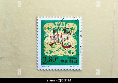 CHINA - UM 2001:Eine in China gedruckte Briefmarke zeigt das Jahr der Schlange (2001 Xin-Si Jahr), um 2001 Stockfoto