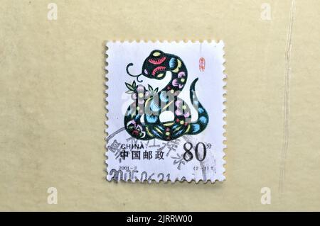 CHINA - UM 2001:Eine in China gedruckte Briefmarke zeigt das Jahr der Schlange (2001 Xin-Si Jahr), um 2001 Stockfoto