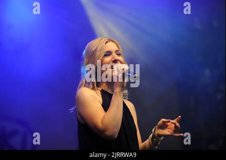 Wien, Österreich. 27. Juni 2015. Die deutsche Popsängerin Laura Wilde beim Donauinselfest Stockfoto