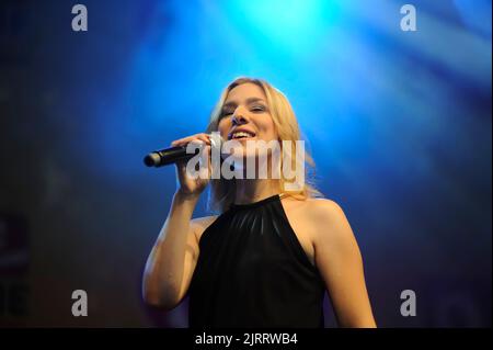 Wien, Österreich. 27. Juni 2015. Die deutsche Popsängerin Laura Wilde beim Donauinselfest Stockfoto