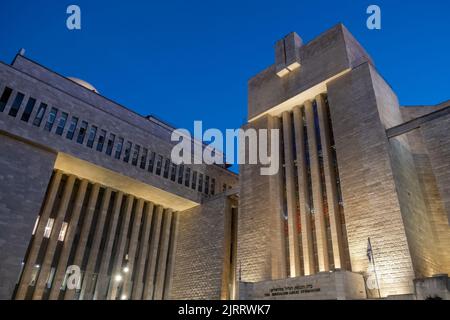 Blick in die Dämmerung der Großen Synagoge von Jerusalem, die sich neben Heichal Shlomo, dem ehemaligen Sitz des Oberrabbinats von Israel, in der King George Street 56, West Jerusalem, Israel, befindet Stockfoto