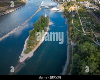 Luftaufnahme mit der Rhein- und Mausturm-Insel bei extrem niedrigem Wasserstand im Dürresommer 2022, Bingen am Rhein, Rheinland-Pfalz, Stockfoto