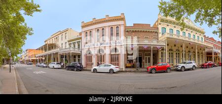 Sacramento, USA - 4. Juni 2022: Straße der Altstadt Sacramento mit historischen Häusern. Stockfoto