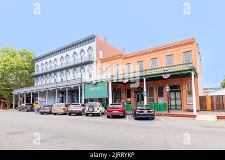 Sacramento, USA - 4. Juni 2022: Straße der Altstadt Sacramento mit historischen Häusern. Stockfoto