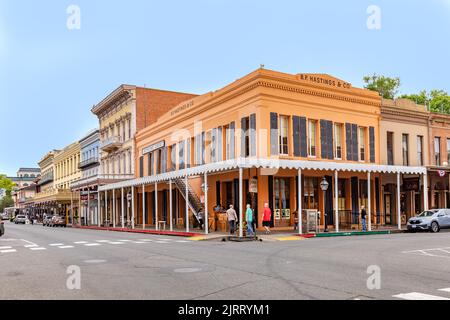Sacramento, USA - 4. Juni 2022: Straße der Altstadt Sacramento mit historischen Häusern. Stockfoto