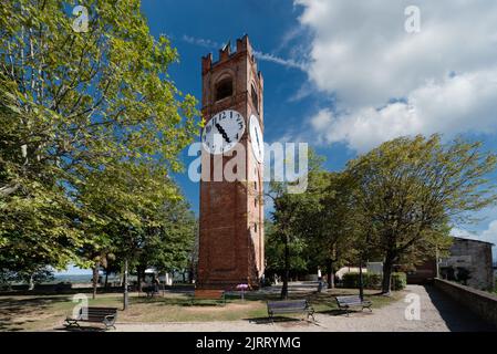 Mondovì, Cuneo, Piemont, Italien - 08. August 2022: Der Civic Tower, genannt 'dei Bressani' oder Uhrenturm, in den Gärten von Belvedere auf blauem bewölktem Himmel Stockfoto