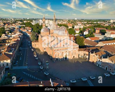 Padua, Venetien, Italien. Basilika des heiligen Antonius von Padua. Luftaufnahme mit Drohne des historischen Zentrums von Padua. Stockfoto