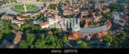 Padua, Venetien, Italien. Prato della Valle. Luftaufnahme mit Drohne des historischen Zentrums von Padua. Stockfoto