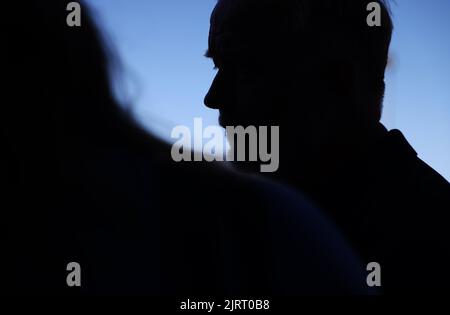 Der liberale Parteivorsitzende Johan Pehrson (l.) besuchte Bråvallagymnasiet, Norrköping, Schweden, anlässlich der Schulstarttour der Partei vor den schwedischen Parlamentswahlen im September dieses Jahres. Stockfoto