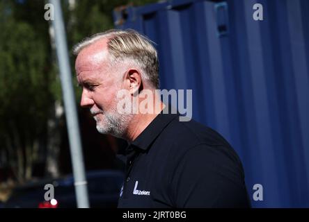 Der liberale Parteivorsitzende Johan Pehrson (l.) besuchte Bråvallagymnasiet, Norrköping, Schweden, anlässlich der Schulstarttour der Partei vor den schwedischen Parlamentswahlen im September dieses Jahres. Stockfoto