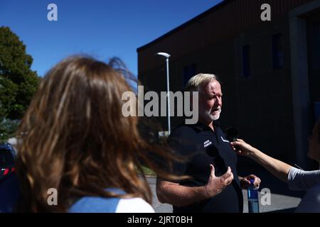 Der liberale Parteivorsitzende Johan Pehrson (l.) besuchte Bråvallagymnasiet, Norrköping, Schweden, anlässlich der Schulstarttour der Partei vor den schwedischen Parlamentswahlen im September dieses Jahres. Stockfoto