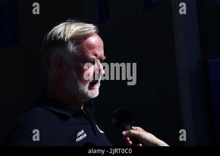 Der liberale Parteivorsitzende Johan Pehrson (l.) besuchte Bråvallagymnasiet, Norrköping, Schweden, anlässlich der Schulstarttour der Partei vor den schwedischen Parlamentswahlen im September dieses Jahres. Stockfoto