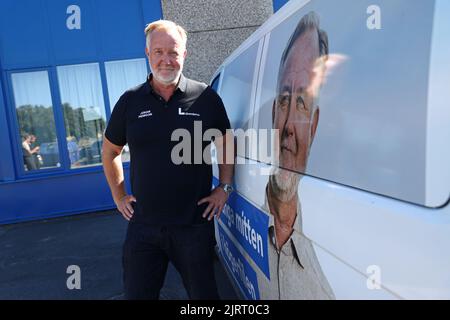 Der liberale Parteivorsitzende Johan Pehrson (l.) besuchte Bråvallagymnasiet, Norrköping, Schweden, anlässlich der Schulstarttour der Partei vor den schwedischen Parlamentswahlen im September dieses Jahres. Stockfoto