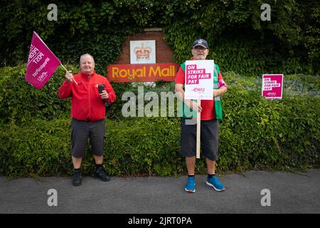 Manchsetter, Großbritannien. 26. August 2022. Mitarbeiter von Royal Mail versammeln sich am ersten Streiktag an der Streikschnur. Mitglieder der Gewerkschaft der Kommunikationsarbeiter protestieren gegen die vorgeschlagene Erhöhung um zwei Prozent, die unter der Inflation und während einer Lebenshaltungskrise liegt. Kredit: Andy Barton/Alamy Live Nachrichten Stockfoto