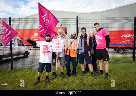 Manchsetter, Großbritannien. 26. August 2022. Mitarbeiter von Royal Mail versammeln sich am ersten Streiktag an der Streikschnur. Mitglieder der Gewerkschaft der Kommunikationsarbeiter protestieren gegen die vorgeschlagene Erhöhung um zwei Prozent, die unter der Inflation und während einer Lebenshaltungskrise liegt. Kredit: Andy Barton/Alamy Live Nachrichten Stockfoto