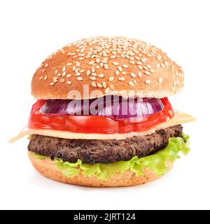 Hausgemachter Cheeseburger mit Rinderpasteten und frischem Salat auf Seaame Buns, isoliert auf weißem Hintergrund. Stockfoto