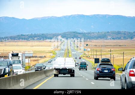 Reisen auf dem Highway 37 in Kalifornien, USA, einer zweispurigen Straße. Reisen durch eine Landschaft, die wegen Dürre braun verbrannte. Stockfoto