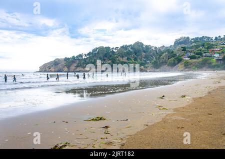 Ein Blick auf Muir Beach in Marin County, Kalifornien, USA unter einem bewölkten und bewölkten Himmel Stockfoto