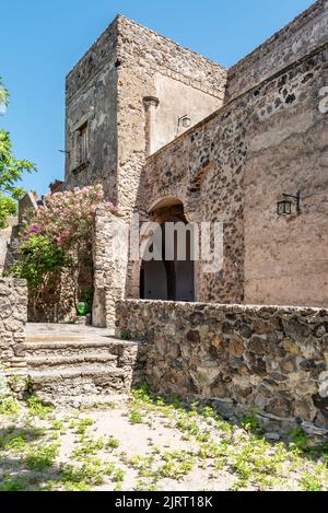 Ein altes Herrenhaus in der aragonesischen Burg auf der Insel Ischia, Italien Stockfoto