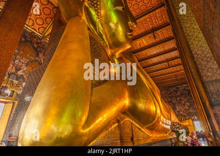 Bangkok, Thailand - 4. Januar 2010: Detail der Reclining Buddha Statue im Tempel Wat Pho in Bangkok, Thailand. Statue ist 15 m hoch und 43 m lang w Stockfoto