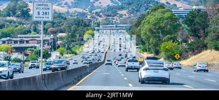 Ein Blick auf den Highway 101 in Marin County, Kalifornien, USA, ist voller Autos und Verkehr. Stockfoto