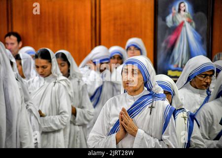 Kalkutta, Indien. 26. August 2022. Christliche Nonnen bringen ihre Liebe und ihr Gebet am Vorabend des Geburtstages von Mutter Teresa 112. bei den Missionaren der Nächstenliebe in Kalkutta zum Leben. Mutter Teresa, in der katholischen Kirche als Heilige Teresa von Kalkutta bekannt, widmete ihr Leben der Sorge um das kranke und arme Leben in der ganzen Welt und wurde von der römisch-katholischen Kirche als Heilige Teresa heiliggesprochen. Kredit: SOPA Images Limited/Alamy Live Nachrichten Stockfoto