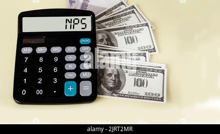 NPS Net Promoter Score - Abkürzung auf der Rechneranzeige gegen den Hintergrund von Euro- und Dollar-Banknoten. Geschäfts- und Finanzkonzept Stockfoto