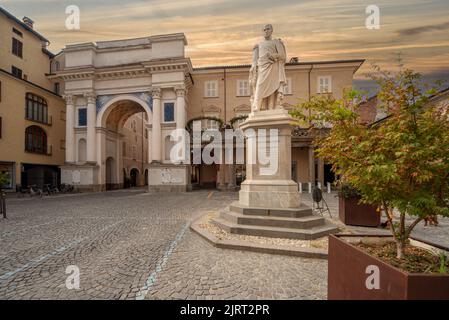 Savigliano, Piemont Italien - 10. August 2022: Triumphbogen oder Monumental zu Vittorio Emanuele Primo (XVI Jahrhundert) und die Statue von Santore Derossi Stockfoto