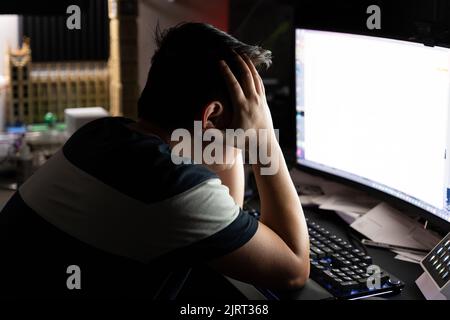 Eine Nahaufnahme einer überarbeiteten gestressten Person Stockfoto